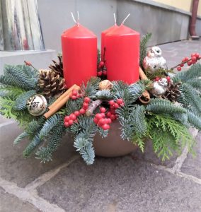 Adventná dekorácia zo živej čečiny v miske a vianočnými ozdobami v červenej farbe