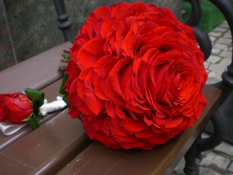 Svadobná kytica glamélia z lupienkov červených ruží