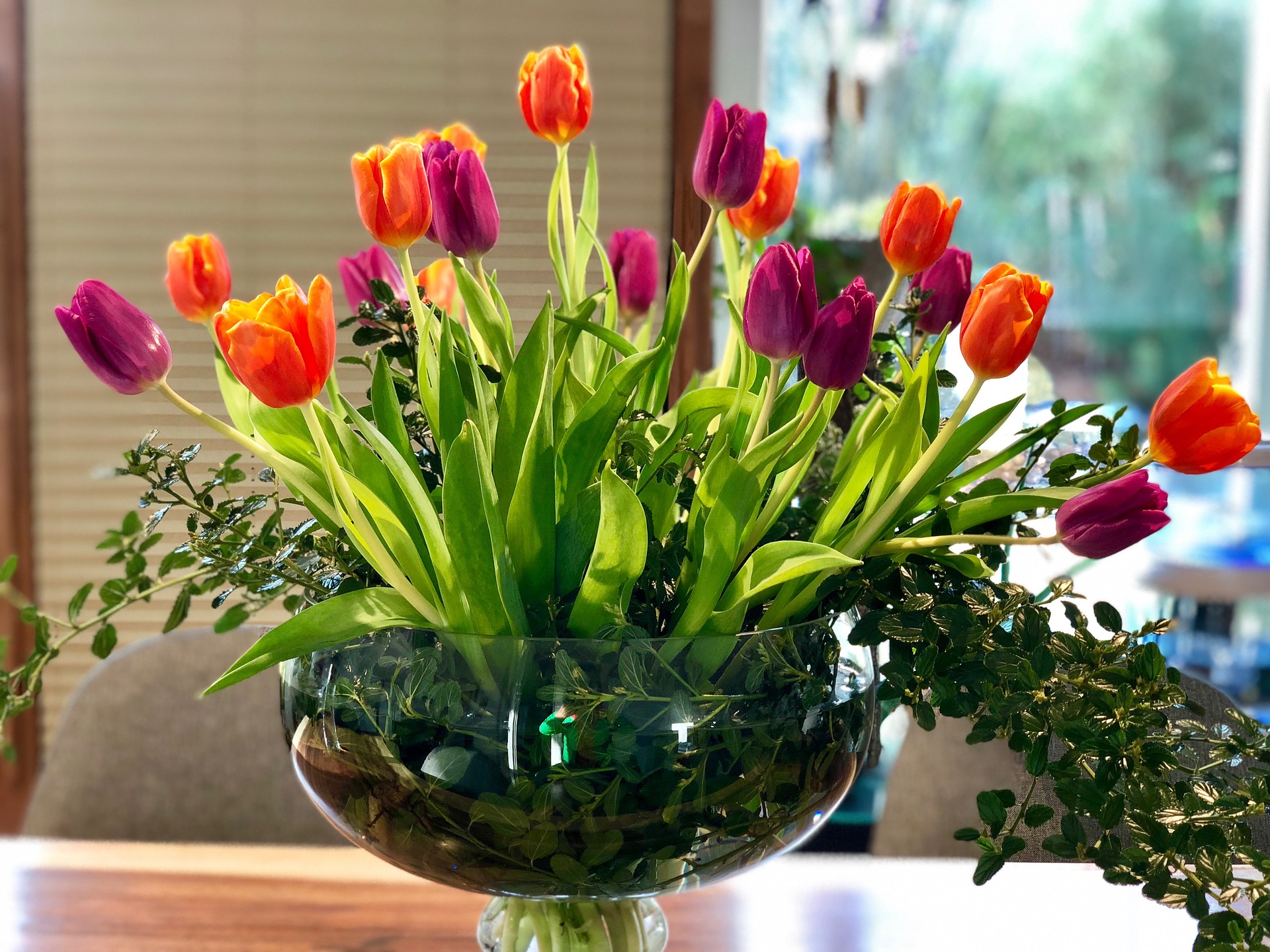 Как сохранить букет тюльпанов в вазе дольше. Цветы в вазе. Тюльпаны в вазе. Букет тюльпанов. Красивые цветы в вазах.