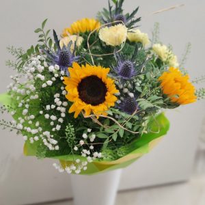 kvety presov, slnecnice a karafiaty v kytici