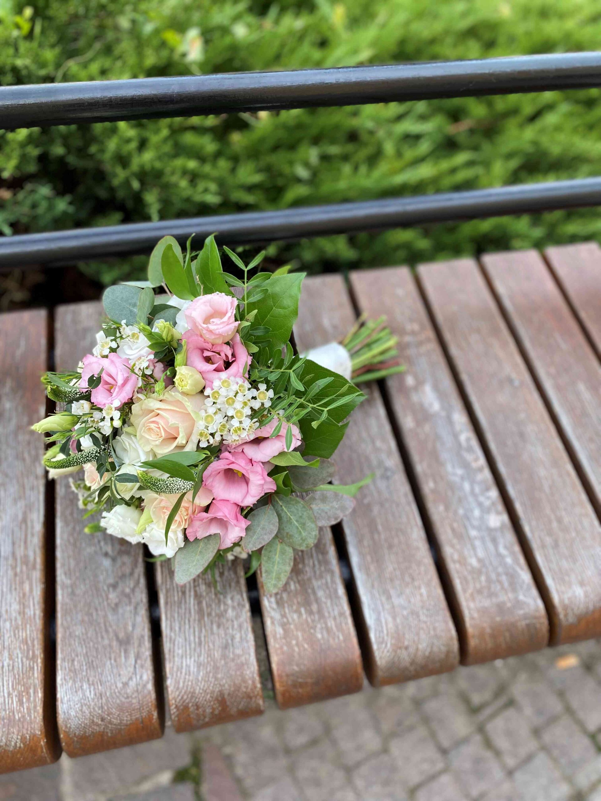 svadobná kytica, ruža, eustoma, eukalyptus, v ružovej farbe
