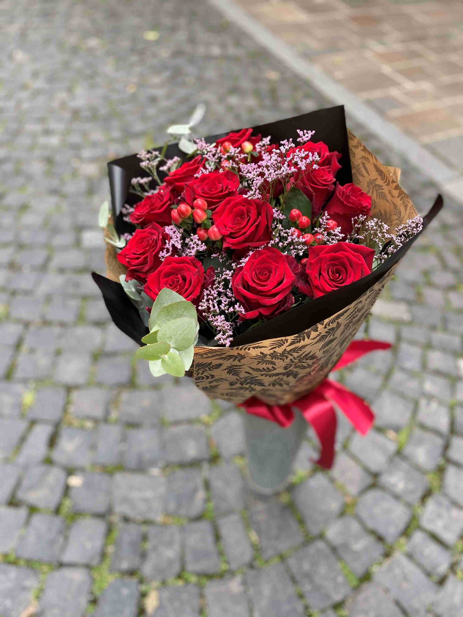 gratulačná kytica, luxusná, červené ruže v prírodnom papiery s čiernou manžetou, eukalyptus, kvety prešov